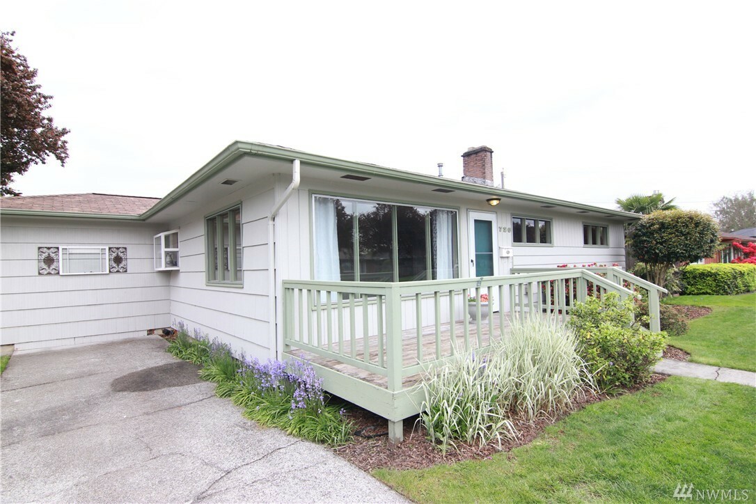 Property Photo:  720 Wood Ave  WA 98390 