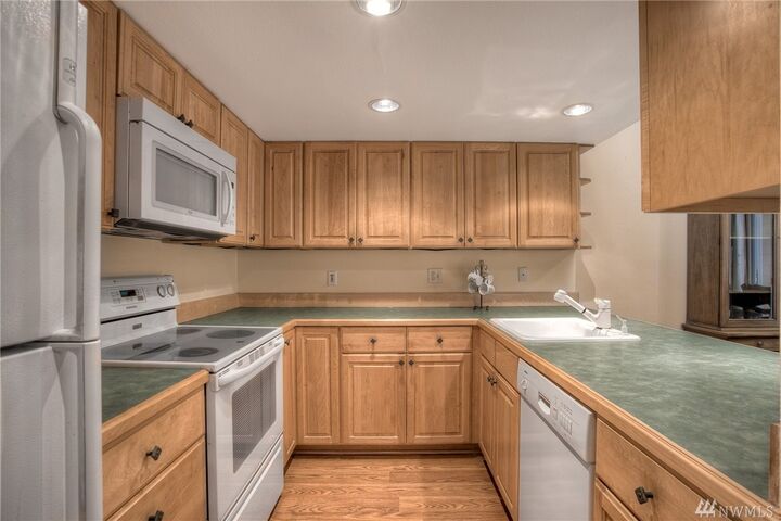 Property Photo:  14623 NE 40th St H8  WA 98007 