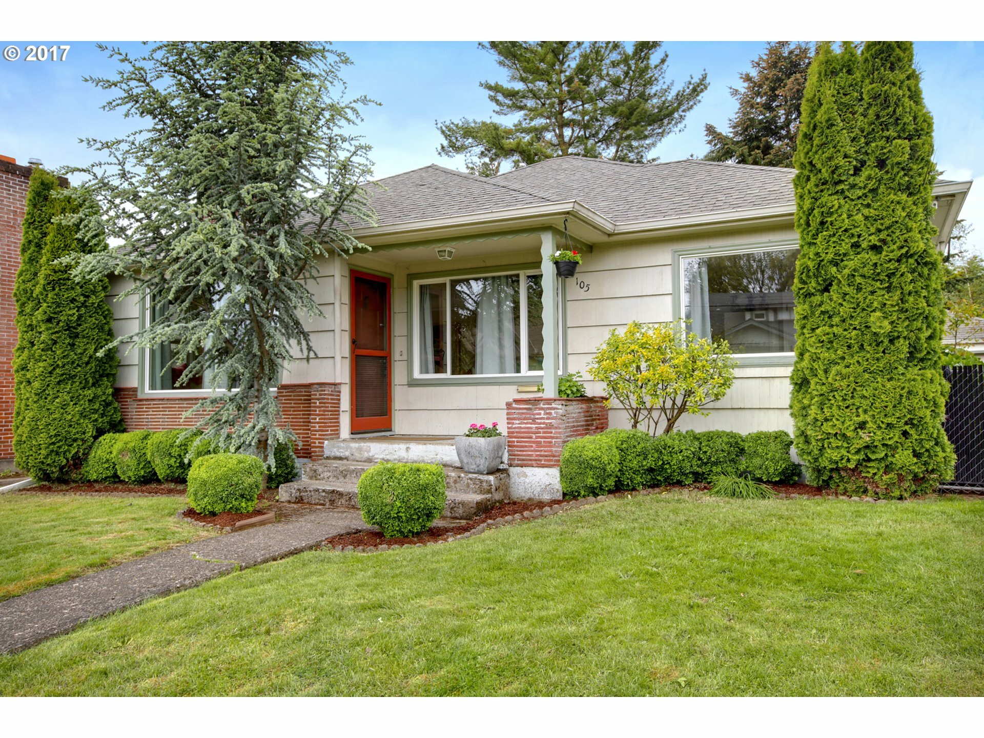 Property Photo:  105 SE 85th Ave  OR 97216 