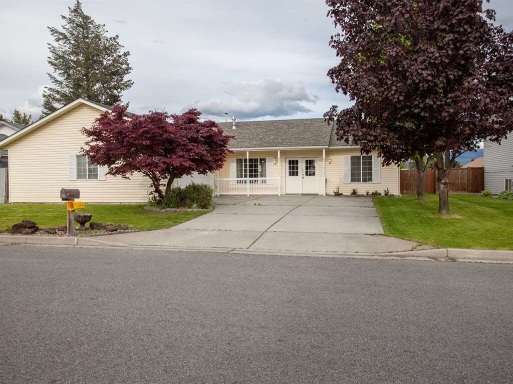 Property Photo:  524 N Bell St  WA 99016 