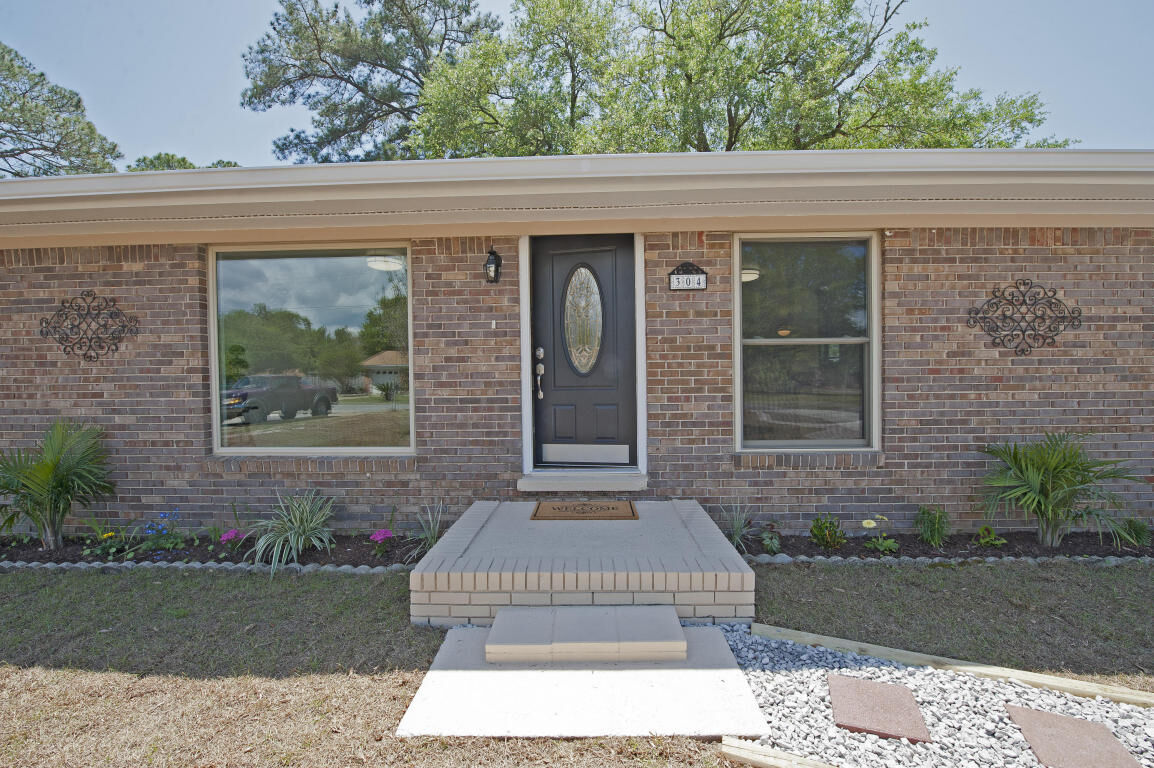 Property Photo:  304 Harding Road  FL 32578