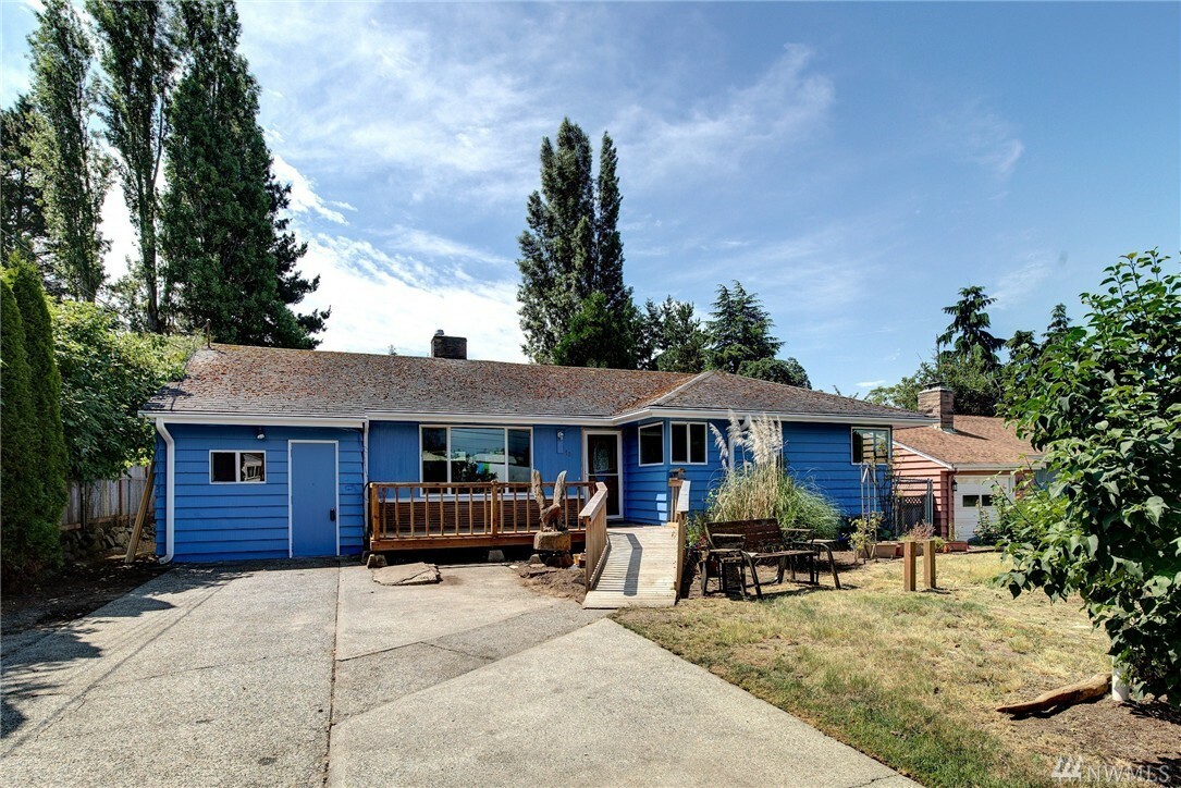 Property Photo: 821 NE 152nd St WA 98155