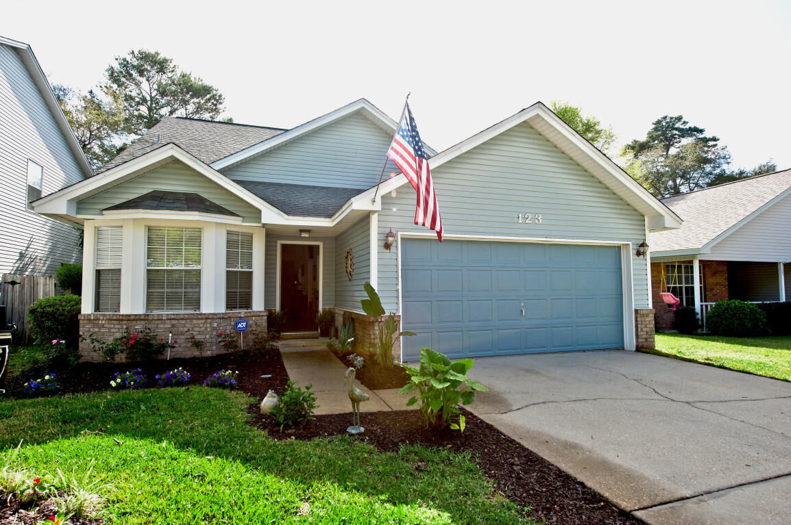 Property Photo: 123 Wright Circle FL 32578
