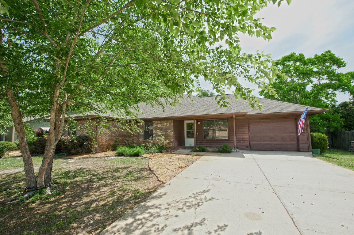 Property Photo: 402 Rosewood Avenue FL 32569