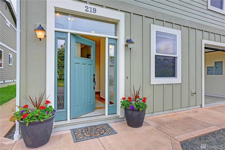 Property Photo:  219 Maple St  WA 98282 