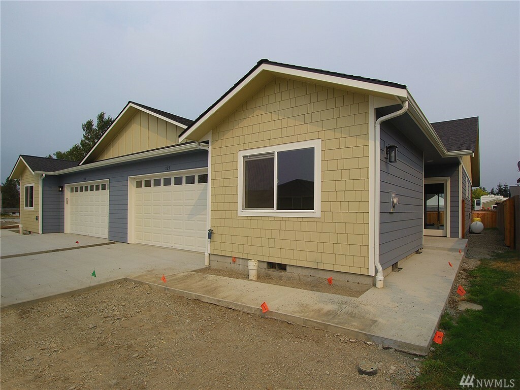 Property Photo:  121 Stratus Lp  WA 98382 