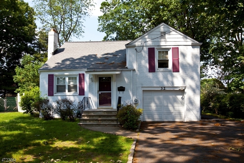 Property Photo:  32 Sherwood Rd  NJ 07081 