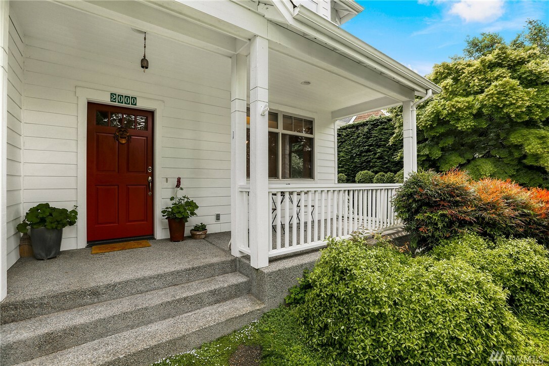 Property Photo:  2000 Douglas Dr NE  WA 98110 