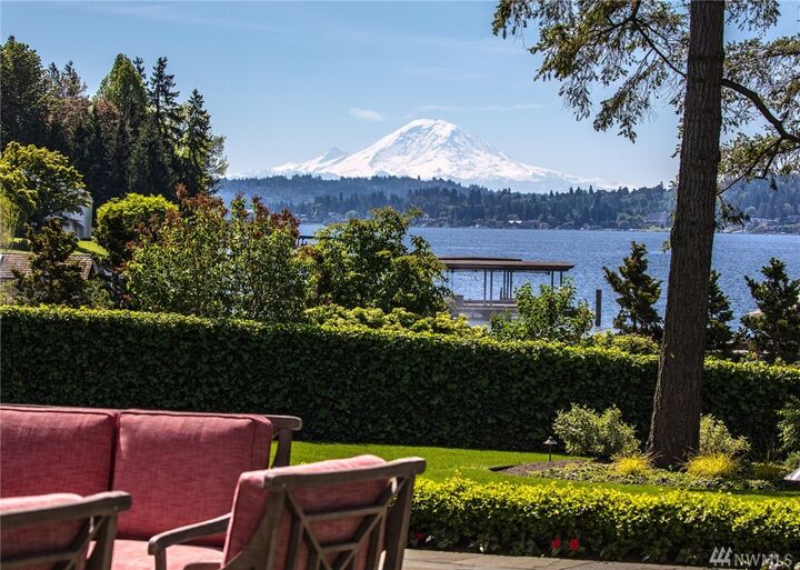 Property Photo:  321 82nd Ave NE  WA 98039 