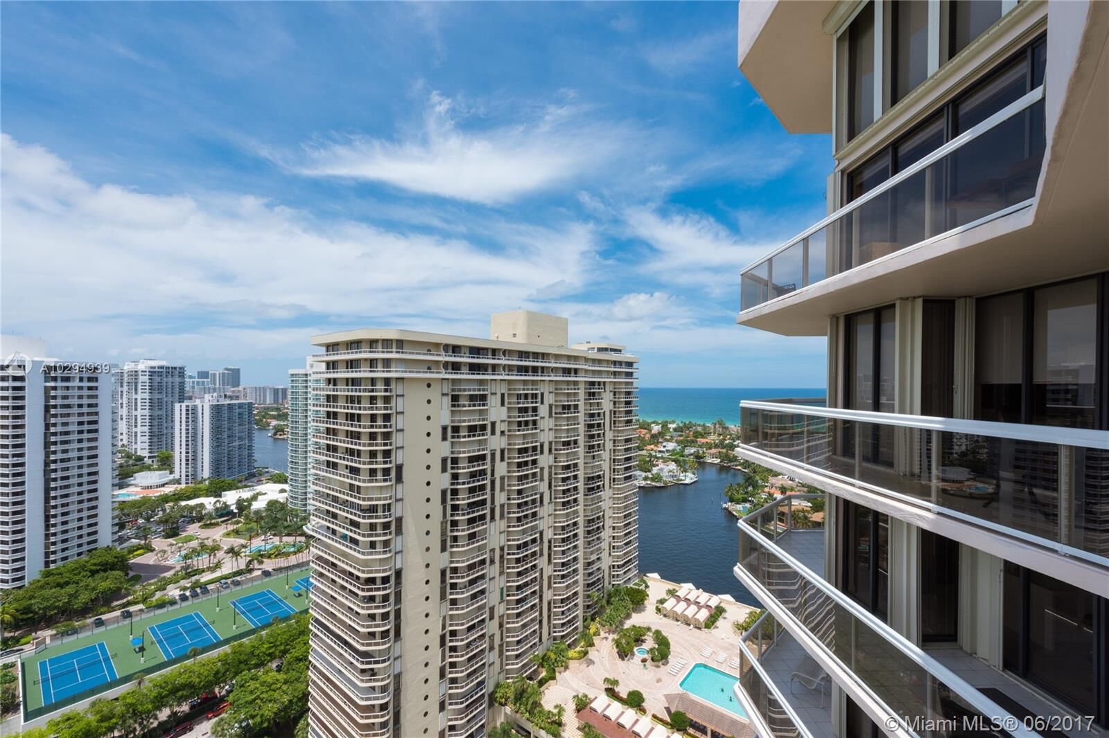 Property Photo: 20185 E Country Club Dr Ph7 FL 33180