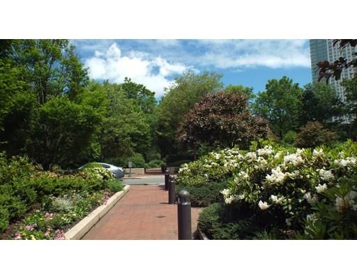 Property Photo: 9 Hawthorne Place 2G MA 02114