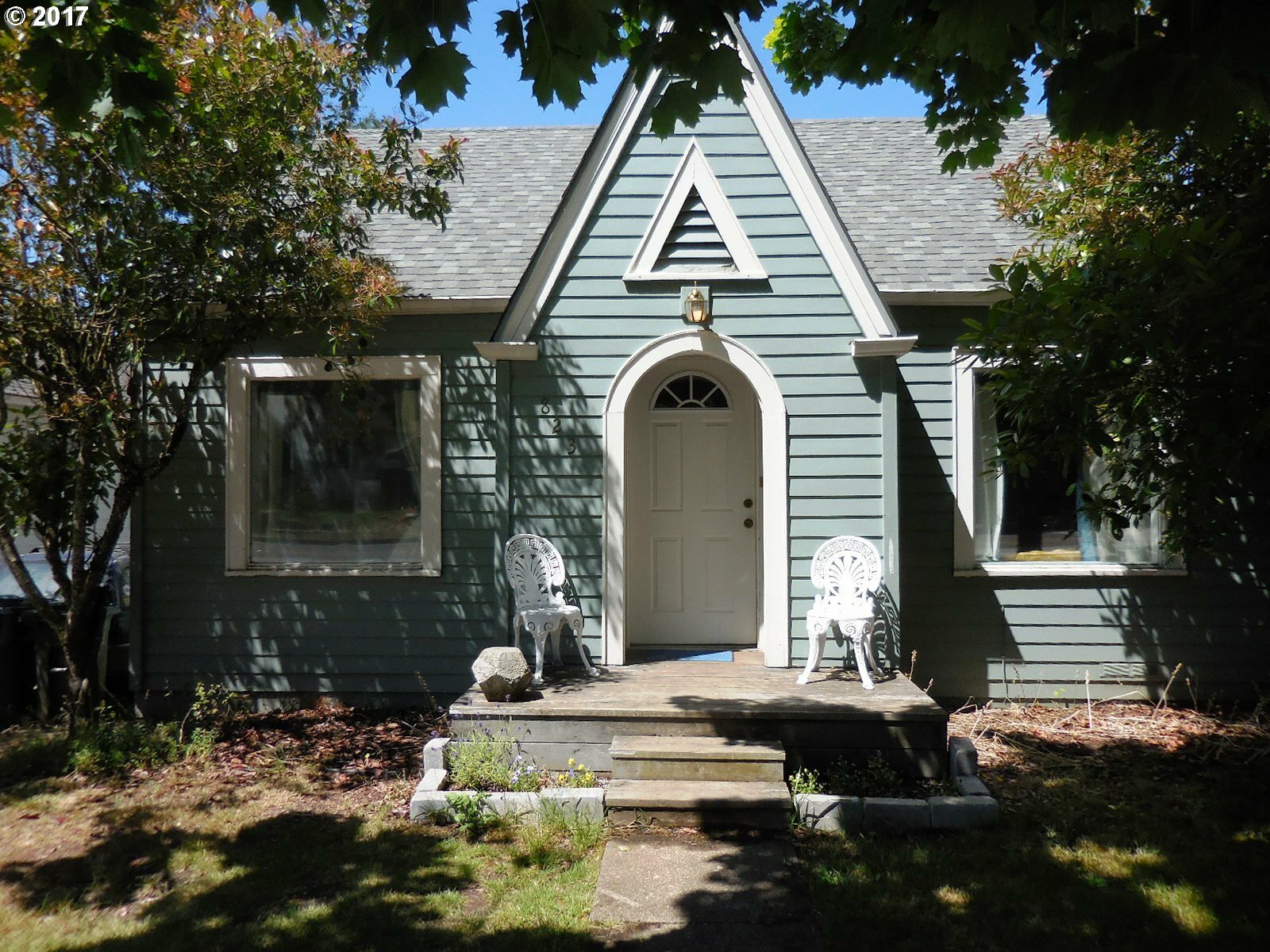 Property Photo:  823 W 19th Ave  OR 97402 
