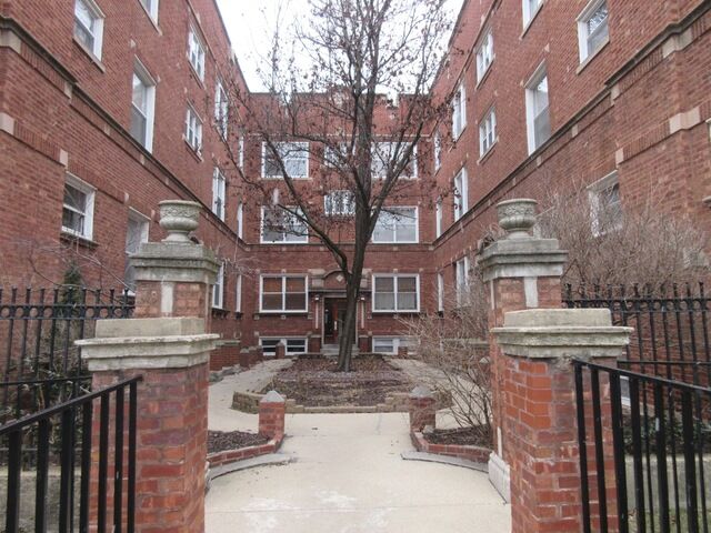 Property Photo: 4448 N Beacon Street 1W IL 60640