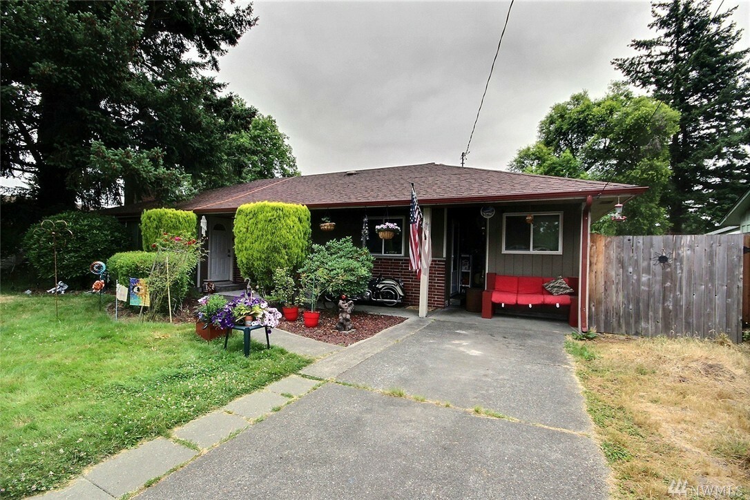 Property Photo:  111 Pacific Ave S  WA 98047 