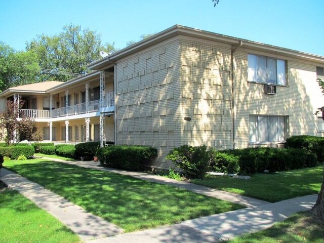 Property Photo:  725 Busse Highway 6  IL 60068