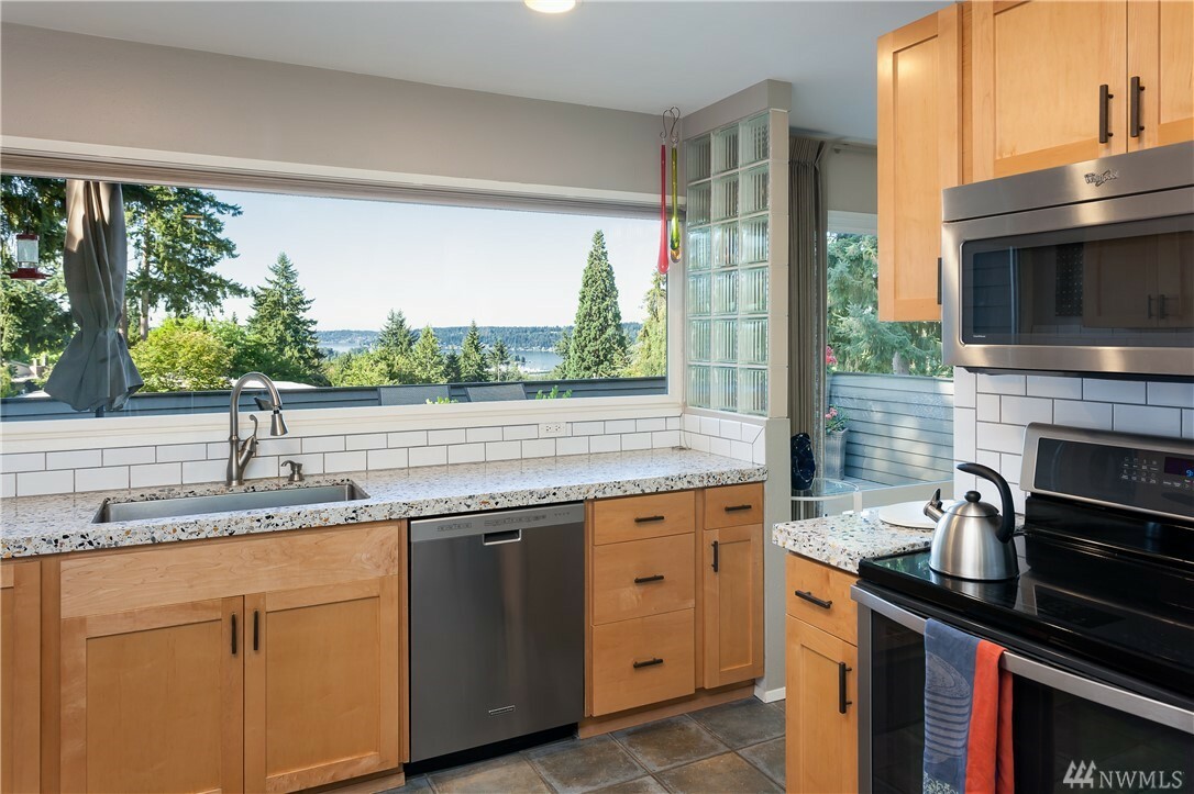 Property Photo: 12238 SE 25th St WA 98005