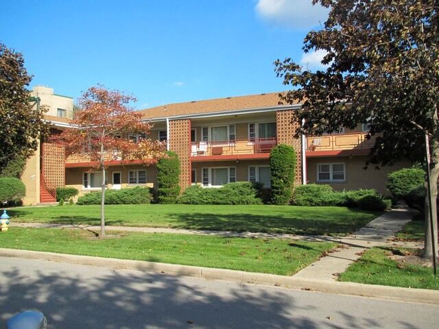 Property Photo: 33 N Clifton Avenue 103 IL 60068