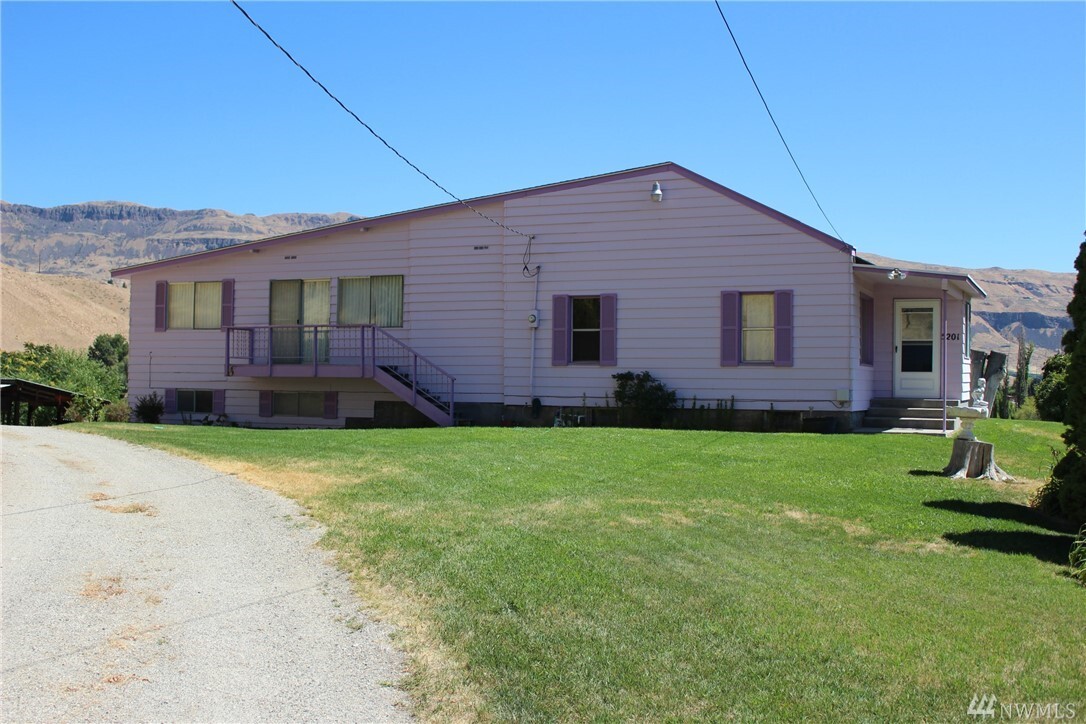 Property Photo: 5201 Rock Island Dr WA 98850
