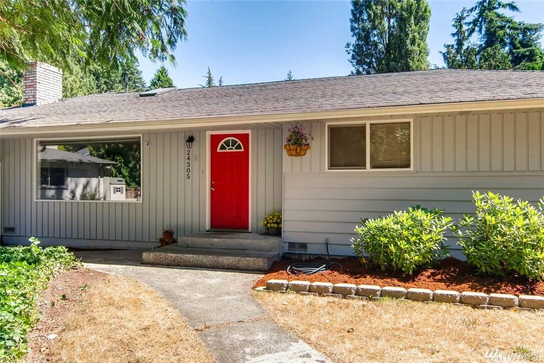 Property Photo:  24305 91st Avenue W  WA 98026 