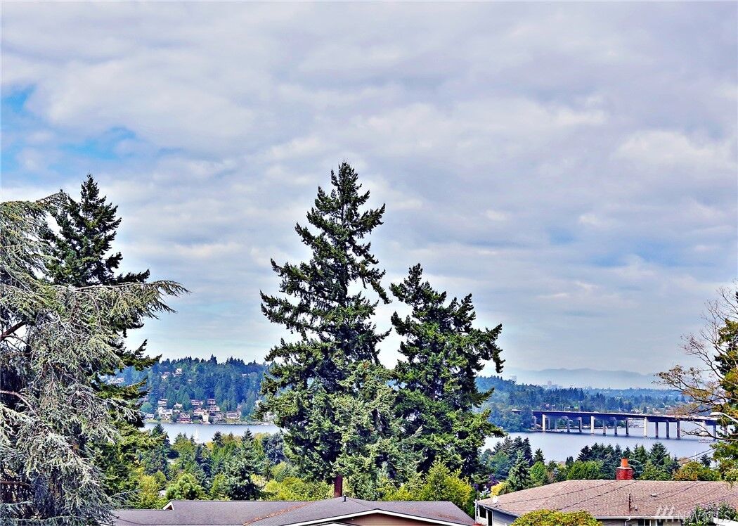 Property Photo: 12014 SE 42nd Ct WA 98006