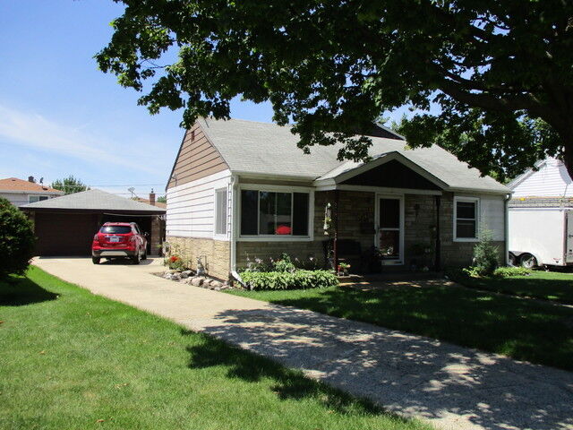 Property Photo: 2420 Dora Street IL 60131