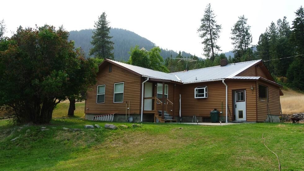 Property Photo: 1695 B Wentworth Rd WA 99101