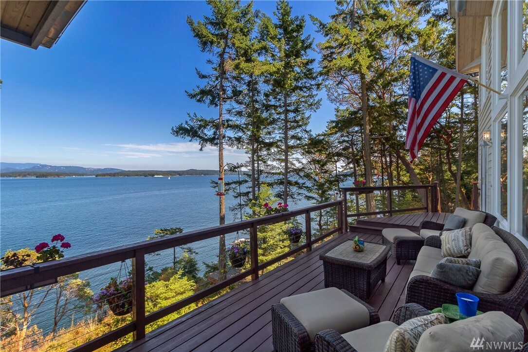 Property Photo:  806 Shoreline Lane  WA 98250 