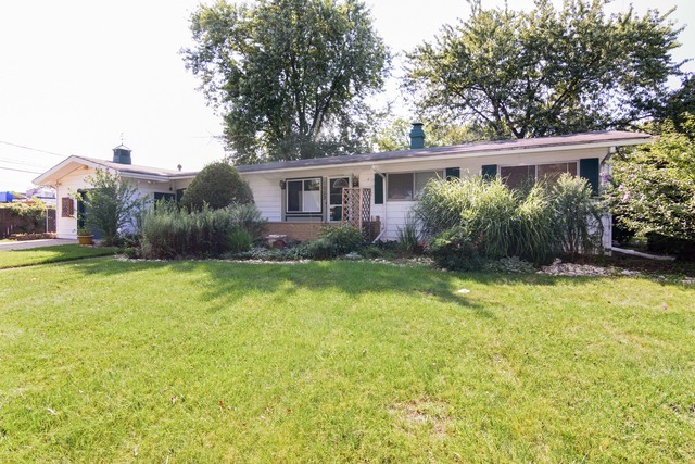 Property Photo:  1033 Lilac Drive  IL 60074 