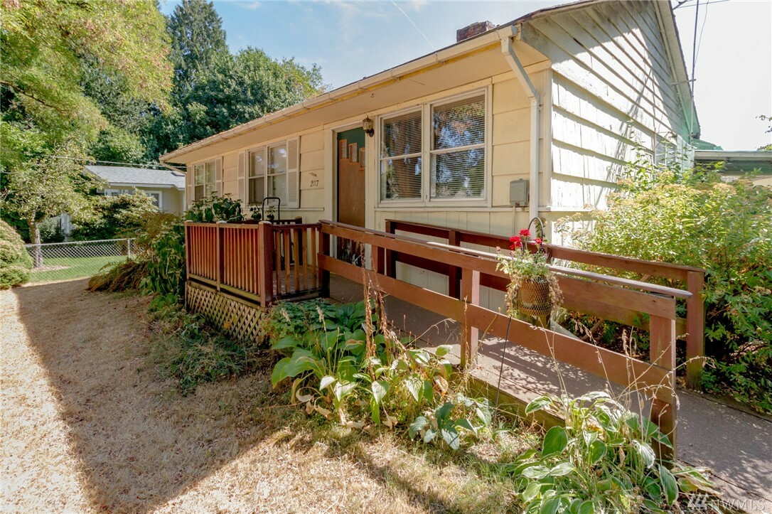 Property Photo:  2117 NE 16th St  WA 98056 