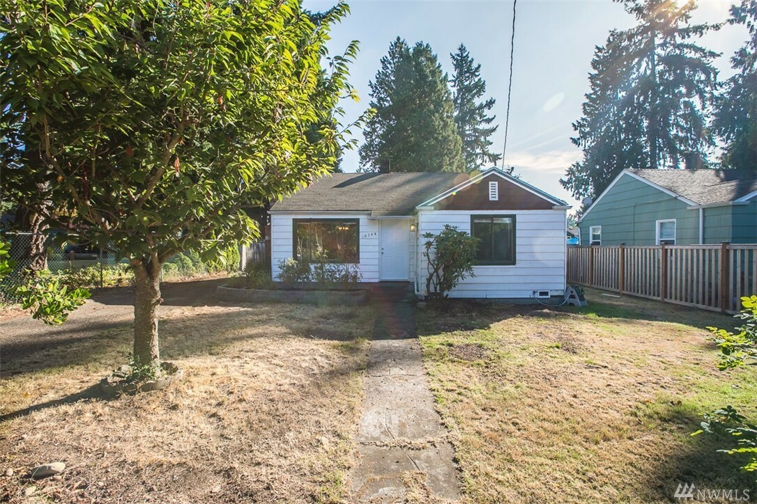 Property Photo:  10744 Phinney Ave N  WA 98133 