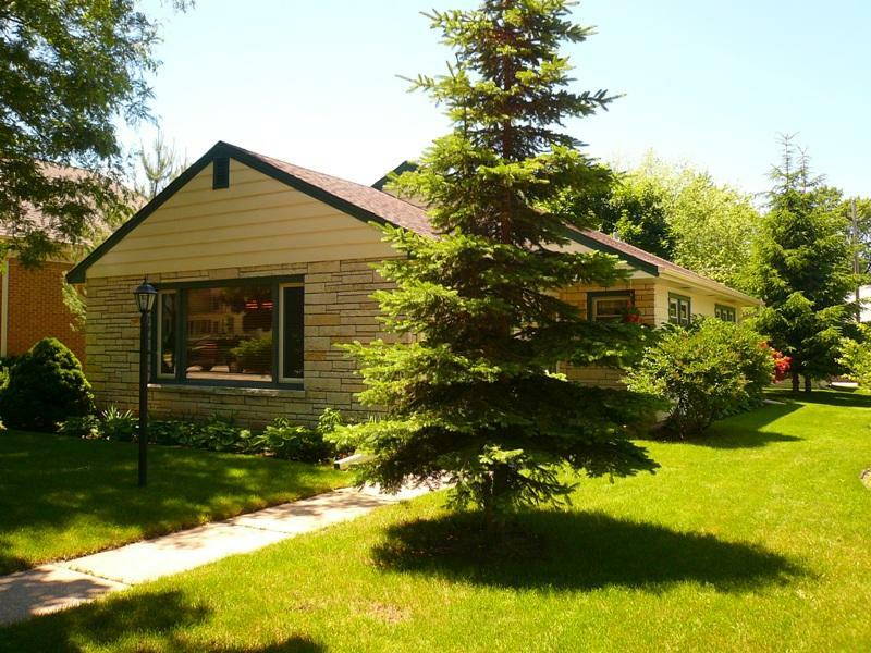 Property Photo:  804 S East Ave  WI 53186-6607 
