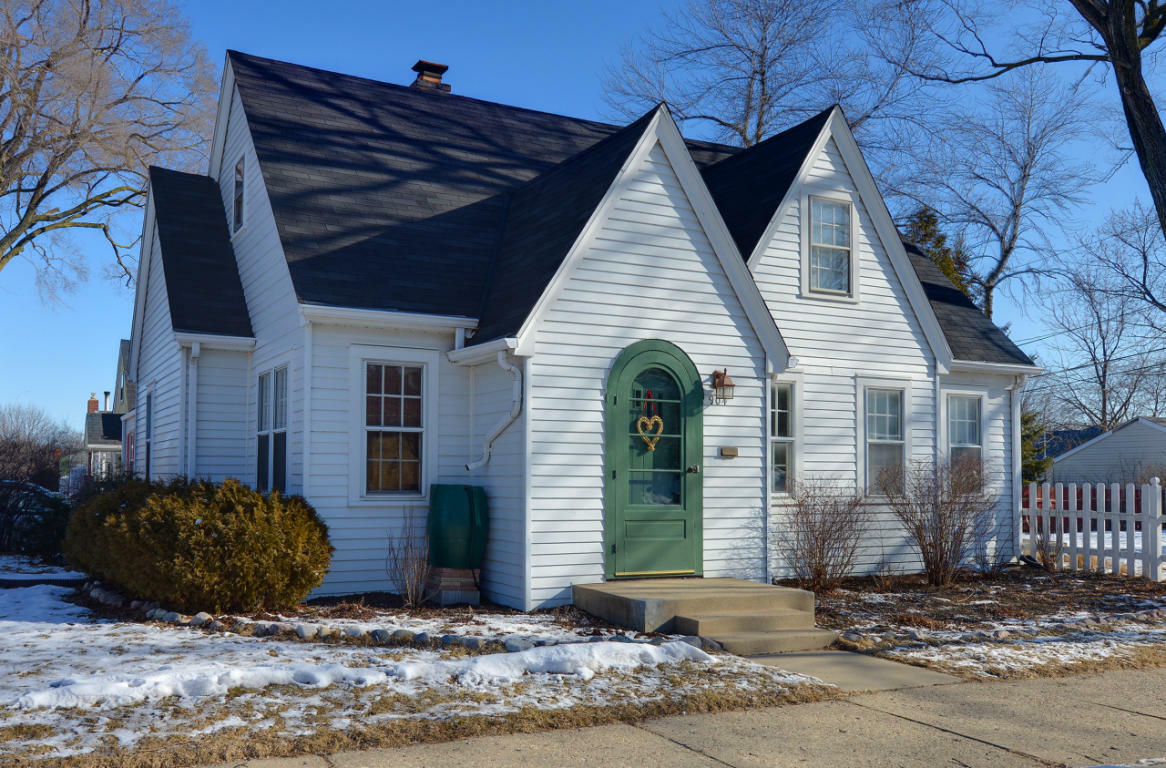 Property Photo: 904 E Glendale Ave WI 53211-1102