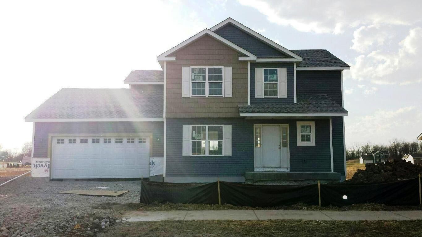 Property Photo:  1104 Red Oak Cir  WI 53094 