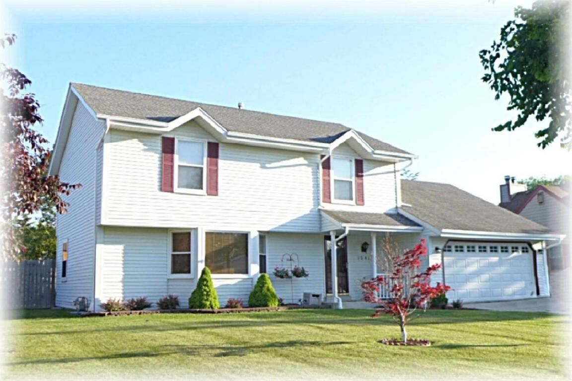 Property Photo: 1041 E Mary Ln WI 53154-6468