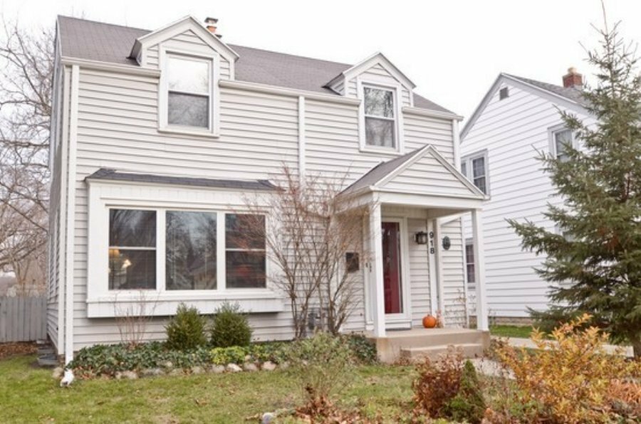 Property Photo: 918 E Meadow Pl WI 53217