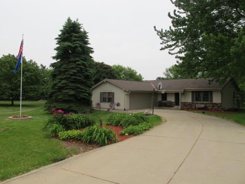 Property Photo:  W308s10636 Green Hill Ct  WI 53149 