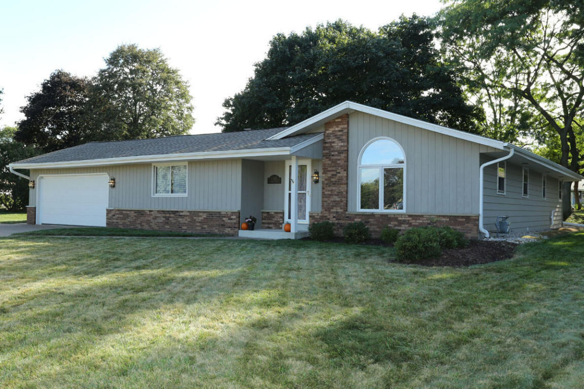 Property Photo:  15455 W Glenora Ct  WI 53151 