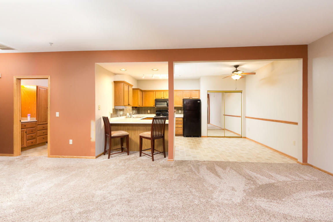 Property Photo: 180 W Oak Leaf Dr 2 WI 53154