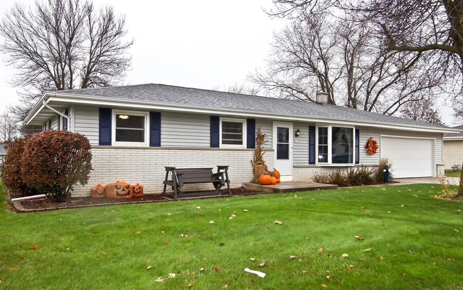 Property Photo: 370 Braatz Dr WI 53040