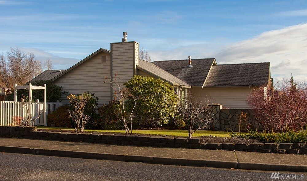 Property Photo:  2097 Oxford Ct  WA 98248 