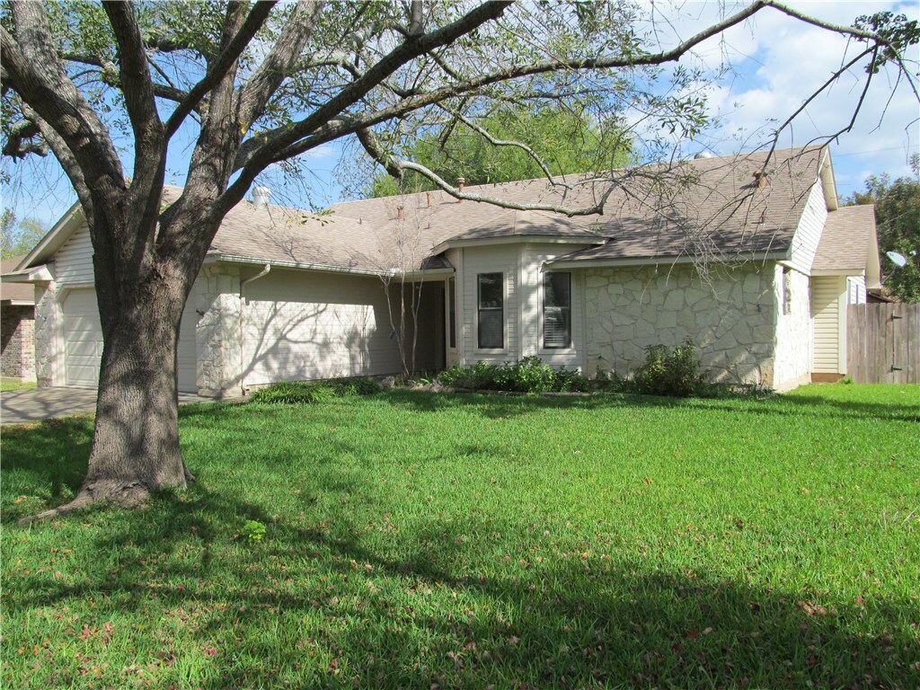 Property Photo: 2301 Oxford Boulevard TX 78664