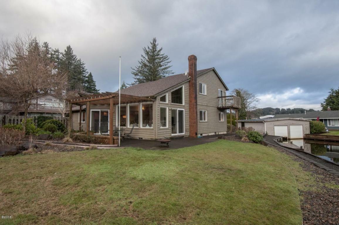 Property Photo: 2877 NE Loop Drive OR 97368