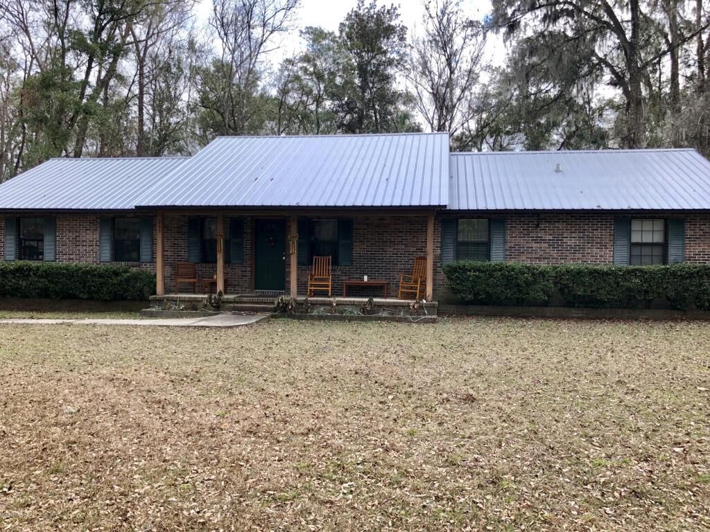 Property Photo: 215 E Manitoba Street FL 32140