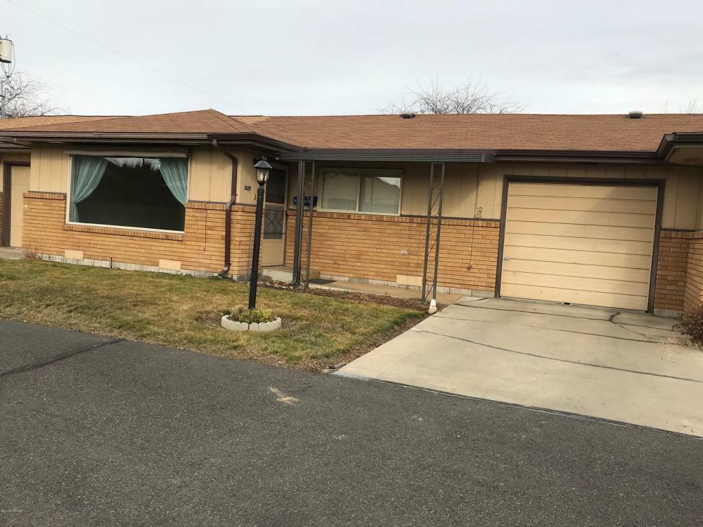 Property Photo: 912 S 41st Ave B WA 98908