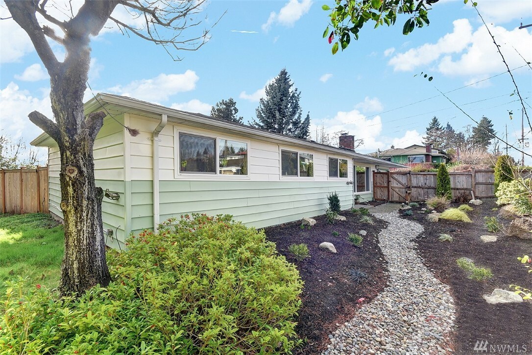 Property Photo:  2821 SW Trenton St  WA 98126 