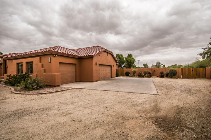 Property Photo:  1136 E Shepherds Way  AZ 85122 