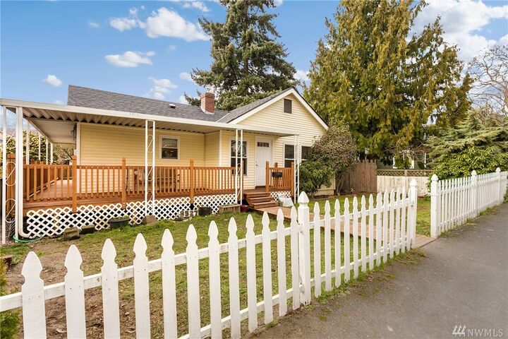 Property Photo: 8527 Densmore Avenue N WA 98103