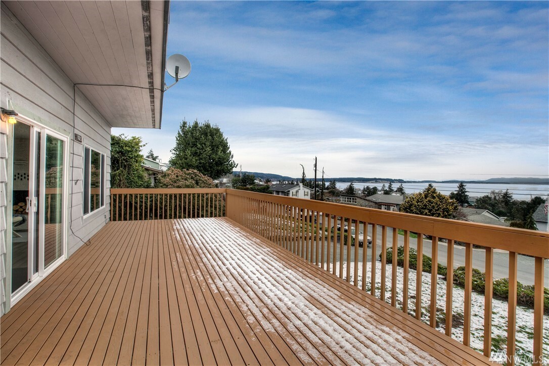 Property Photo: 1432 Country Club Dr WA 98282