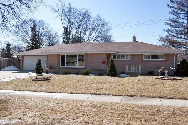 Property Photo: 1319 Wood Way WI 53090