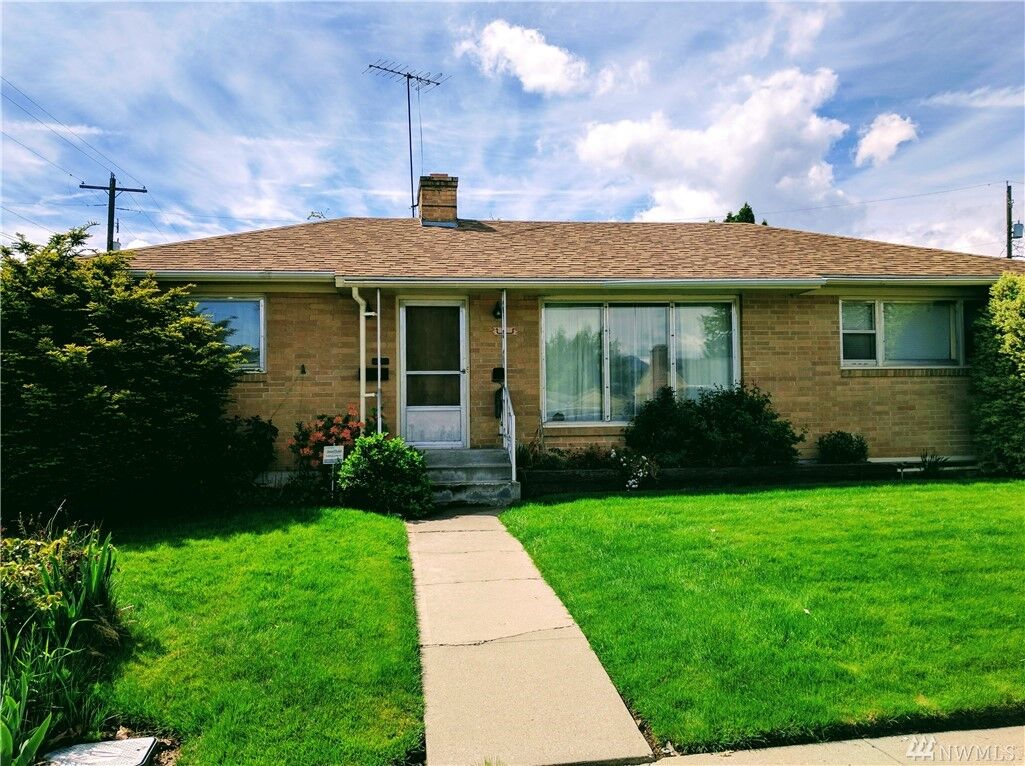 Property Photo:  1101 Idaho St  WA 98801 